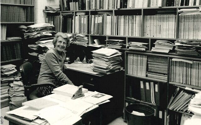 Gertrude Goldhaber dans son bureau, photo non datée. (Crédit : Collection Gertrude S. Goldhaber/Institut Leo Baeck)
