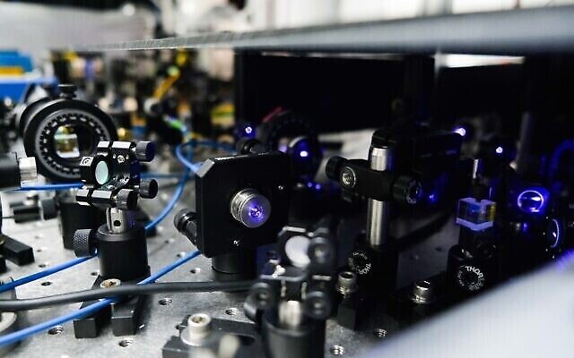 Éléments optiques nécessaires pour créer des impulsions laser qui peuvent contrôler les ions piégés. (Crédit : Freddy Pizanti)