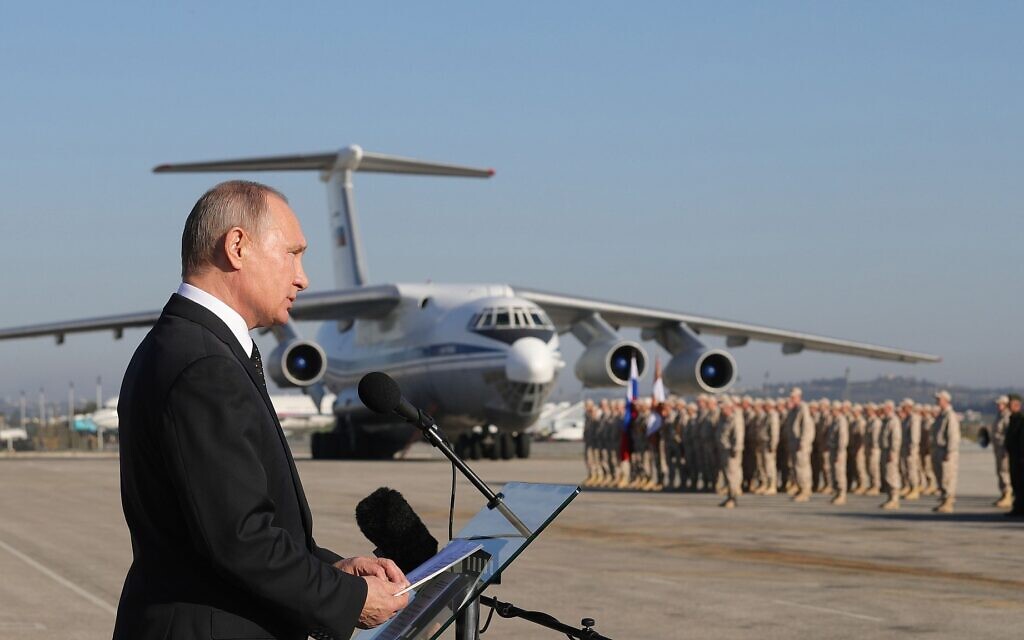 Le président russe Vladimir Poutine s'adresse aux soldats à la base aérienne de Hemeimeem, en Syrie, le 12 décembre 2017. (Mikhaïl Klimentyev/Pool Photo via AP, File)