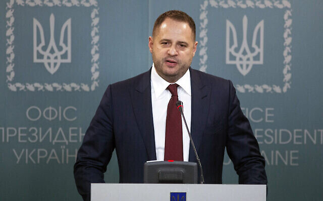 Le chef de cabinet de la Présidence ukrainienne, Andriy Yermak, prend la parole lors d’une conférence de presse à Kiev, en Ukraine, le 12 février 2020. (Bureau de presse présidentiel ukrainien par l’intermédiaire d’AP)