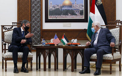 Le dirigeant de l’Autorité palestinienne Mahmoud Abbas, à droite, rencontrant le Secrétaire d’État américain Antony Blinken, à Ramallah, en Cisjordanie, le 25 mai 2021. (Crédit : AP Photo/Majdi Mohammed/Pool)