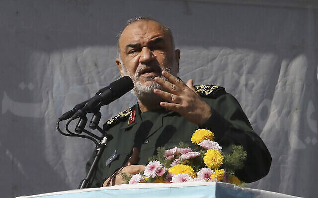 Le commandant de la Garde révolutionnaire paramilitaire iranienne, le Gen. Hossein Salami, s’adresse à la foule lors d’un rassemblement devant l’ancienne ambassade américaine commémorant l’anniversaire de sa prise en 1979, à Téhéran, en Iran, le 4 novembre 2021. (Crédit : Vahid Salemi/AP)