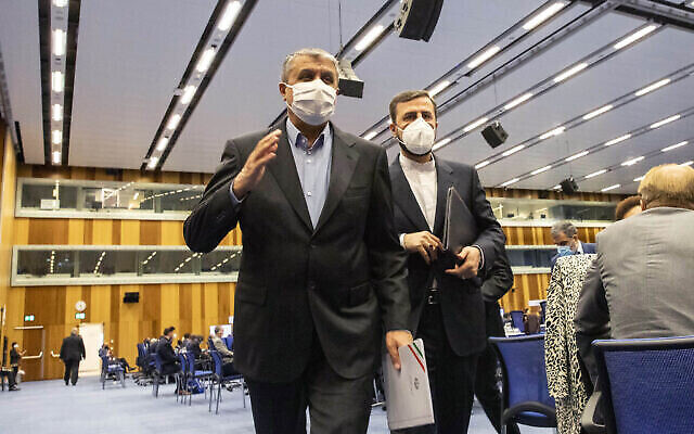 Mohammad Eslami, chef de l'agence nucléaire iranienne (à gauche), et le gouverneur iranien auprès de l'Agence internationale de l'énergie atomique, Kazem Gharib Abadi, quittent la Conférence générale de l'Agence internationale de l'énergie atomique à Vienne, en Autriche, le lundi 20 septembre 2021. (Crédit : Lisa Leutner/AP)