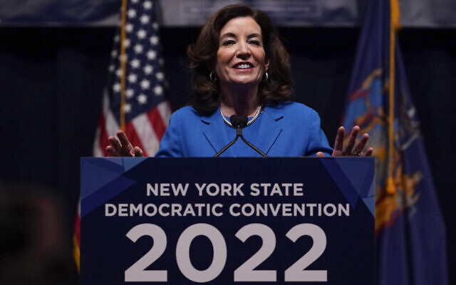 La gouverneure de New York, Kathy Hochul, prend la parole lors de la Convention démocratique de l'État de New York à New York, le 17 février 2022. (Crédit : AP Photo/Seth Wenig)