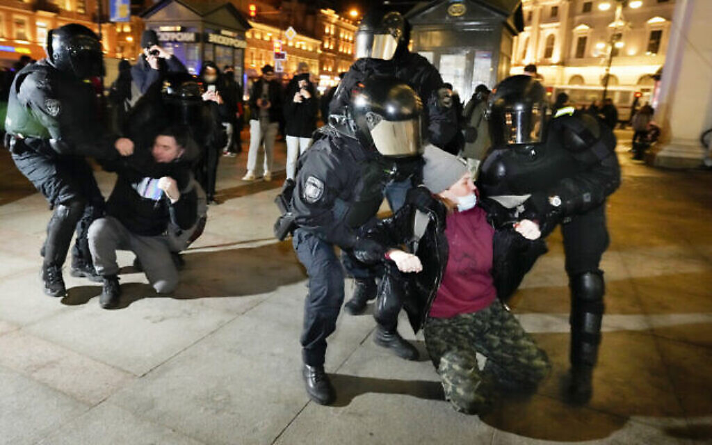 La police arrête des manifestants protestant contre l'attaque russe de l'Ukraine à Saint-Pétersbourg, en Russie, le 1er mars 2022. (Crédit : AP/Dmitri Lovetsky)