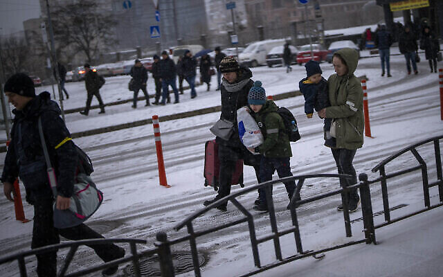Des personnes se pressent à l'entrée d'une gare ferroviaire pour tenter de fuir Kiev, Ukraine, le 1er mars 2022. (AP Photo/Emilio Morenatti)