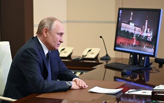 Le président russe Vladimir Poutine préside une réunion du Conseil de sécurité par vidéoconférence à la résidence Novo-Ogaryovo à l'extérieur de Moscou, en Russie, le jeudi 3 mars 2022. (Crédit : Andrei Gorshkov, Sputnik, Kremlin Pool Photo via AP)