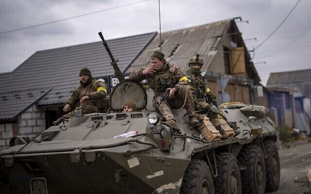 Des soldats ukrainiens à bord d'un véhicule blindé dans les environs de Kiev, en Ukraine, le samedi 5 mars 2022. (Crédit : AP Photo/Emilio Morenatti)
