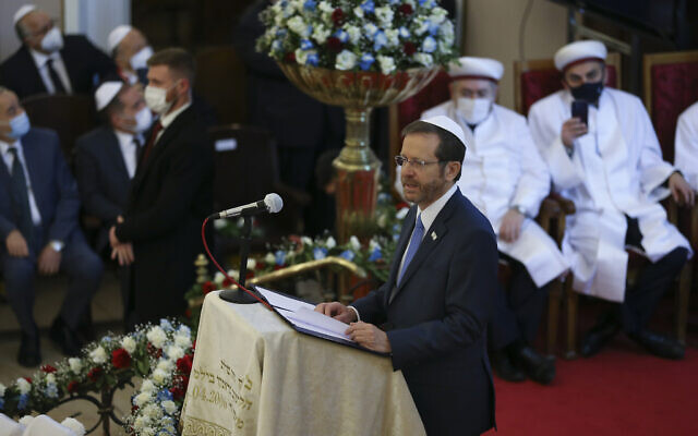 Le président Isaac Herzog s'exprime lors d'une cérémonie à la synagogue Neve Shalom, à Istanbul, en Turquie, le 10 mars 2022. (Crédit : Emrah Gurel/AP)