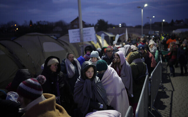 Des réfugiés fuyant la guerre dans l'Ukraine voisine font la queue au poste frontière de Medyka, en Pologne, le 10 mars 2022. (Credit : AP Photo/Daniel Cole)