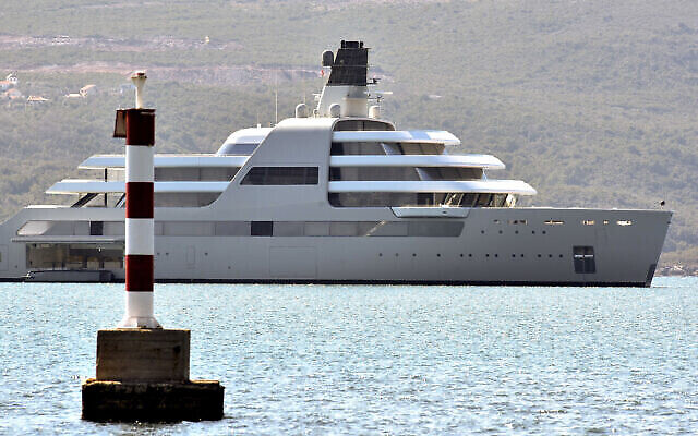 Le Solaris, le yacht appartenant au magnat israélo-russe Roman Abramovich ancré à  Tivat, au Montenegro, le 12 mars 2022. (Crédit : AP Photo/Risto Bozovic)
