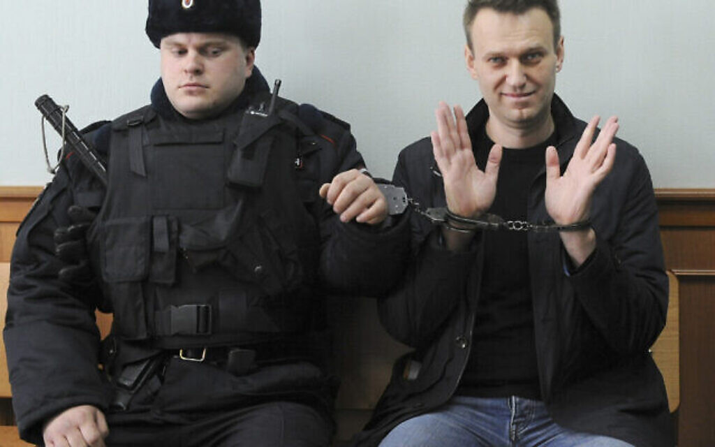 Photo d'illustration : Le leader de l'opposition russe, Alexei Navalny, à droite, pose pour la presse dans un tribunal de Moscou, le 30 mars 2017. (Crédit : AP Photo, File)