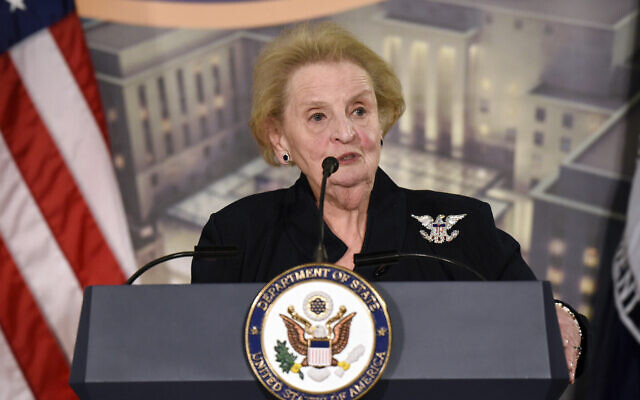 L'ancienne secrétaire d'État Madeleine Albright prend la parole lors d'une réception célébrant l'achèvement du pavillon du Centre de la diplomatie américaine au Département d'État à Washington, le 10 janvier 2017. (Crédit : AP Photo/Sait Serkan Gurbuz, File)