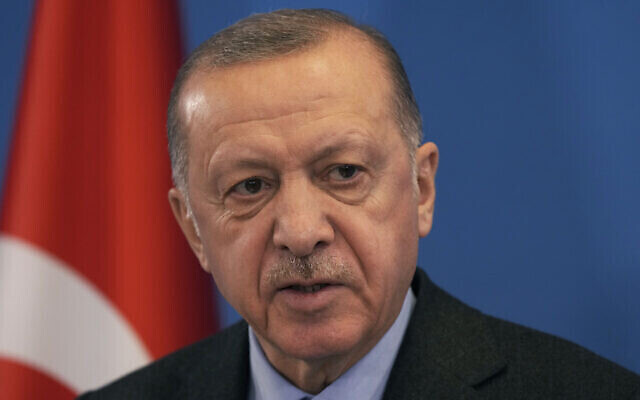 Le président turc Recep Tayyip Erdogan s'exprime lors d'une conférence de presse après un sommet extraordinaire de l'OTAN au siège de l'OTAN à Bruxelles, le 24 mars 2022. (Crédit : AP Photo/Markus Schreiber)