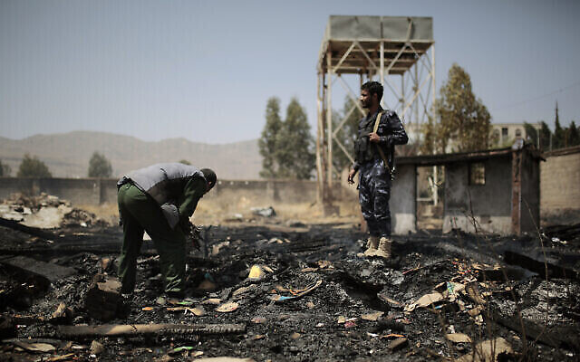 La police yéménite inspecte un site pris pour cible par des frappes aériennes saoudiennes qui ont visé deux habitations à Sanaa, au Yémen, le 26 mars 2022. (Crédit : AP Photo/Hani Mohammed)