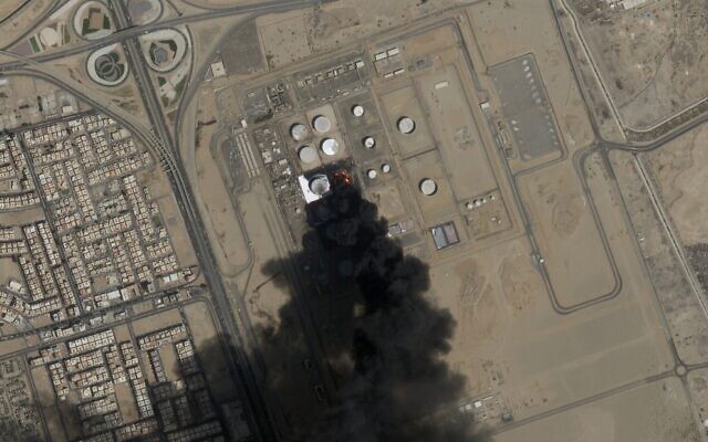 Une photo par satellite prise par  Planet Labs PBC montre un incendie en cours dans une usine pétrolière Armaco à Jeddah après une attaque des rebelles houthis avant une course de Formule Un à Jeddah, en Arabie saoudite, le 26 mars 2022. ( Crédit : Planet Labs PBC via AP)