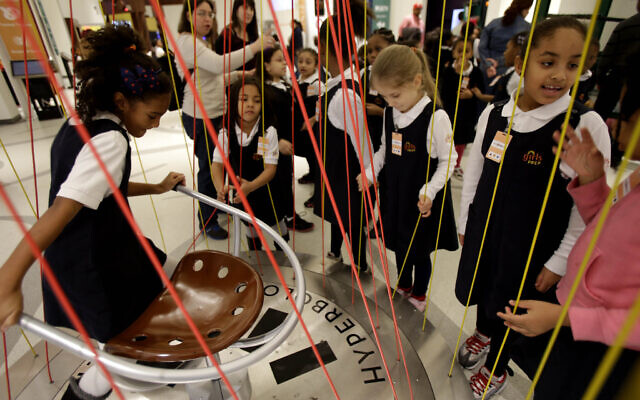 Illustration : des élèves du programme Girls Preparatory jouent avec une exposition interactive au National Museum of Mathematics de New York, le 17 décembre 2012. (Crédit: AP Photo/Seth Wenig)