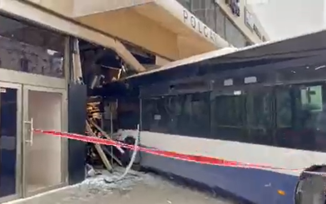Un bus qui s'est encastré dans une vitrine de Tel Aviv. (Capture d'écran : Twitter)