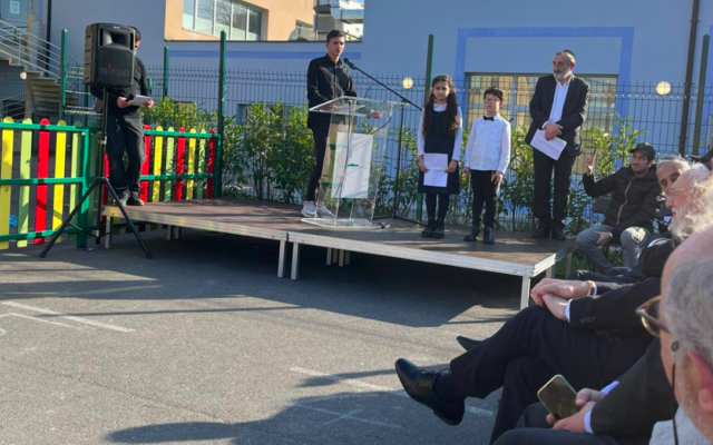 Le directeur du groupe scolaire privé Beth Israël, David Elbaz, inaugure d’un parc privé à la mémoire des enfants de l’attentat de Toulouse, à Épinay-sur-Seine. (Crédit : CRIF)