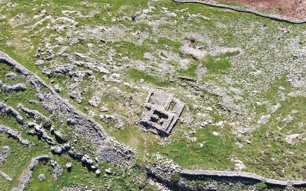 "L'autel de Joshua" sur le site archéologique du mont Ebal, le 15 février 2021. (Crédit : Shomrim Al Hanetzach)