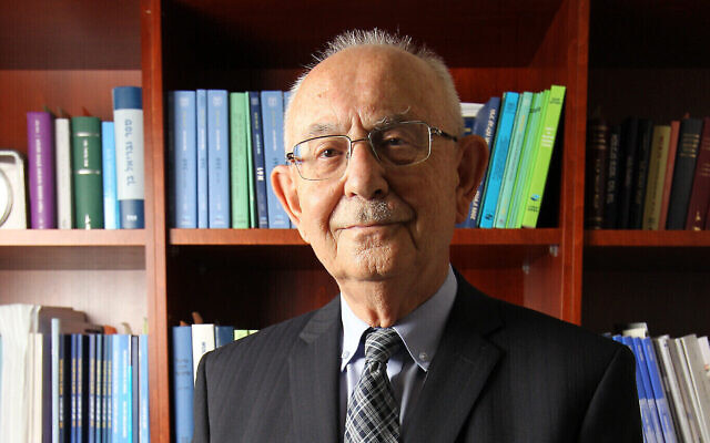 Portrait d'Eliezer Goldberg, ancien juge de la Cour suprême israélienne et ancien contrôleur de l'État d'Israël, le 11 octobre 2011. (Crédit : Nati Shohat/Flash90)