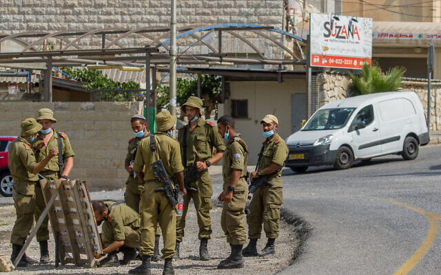 Des soldats israéliens à l'entrée de Jish, en Haute-Galilée, dans le nord d'Israël, le 27 juillet 2020. (Crédit :  Flash90)