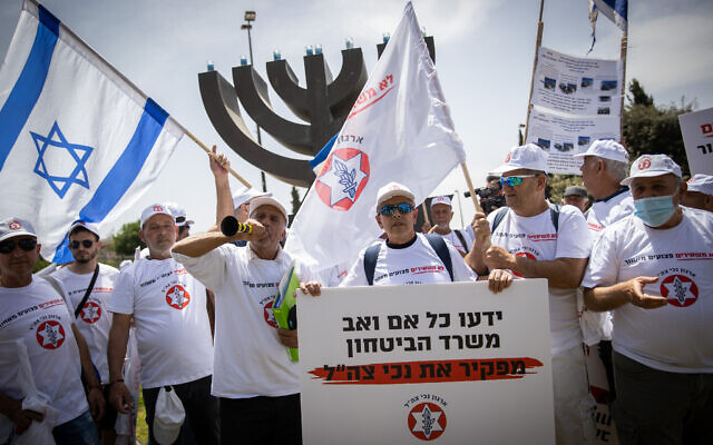 Des vétérans israéliens et des anciens soldats handicapés lors d'une manifestation réclamant de meilleures aides financières et médicales aux abords de la Knesset, le 5 mai 2021. (Crédit : Yonatan Sindel/Flash90)