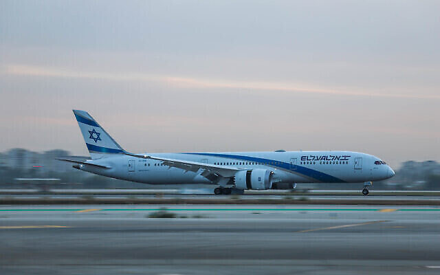 Un avion décolle de l'aéroport international Ben Gurion, le 7 mai 2021. (Crédit : Yossi Aloni/FLASH90)