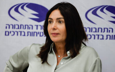Miri Regev du Likud lors d'une cérémonie au ministère des Transports à Jérusalem, le 14 juin 2021. (Crédit : Olivier Fitoussi/Flash90)