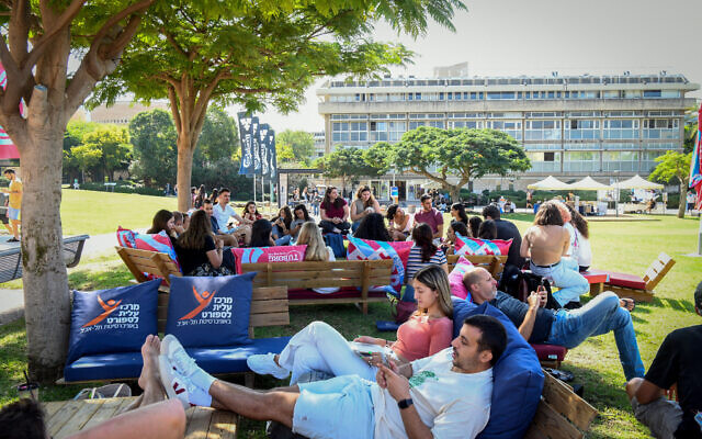 Des étudiants vus à l'Université de Tel Aviv le premier jour de la nouvelle année universitaire, le 10 octobre 2021. (Crédit : Flash90)