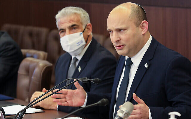 Le ministe des Affaires étrangères Yair Lapid, à gauche, et le Premier ministre Naftali Bennett lors d'une réunion du cabinet au bureau du Premier ministre à Jérusalem, le 3 novembre 2021. (Crédit : Marc Israel Sellem/Pool)