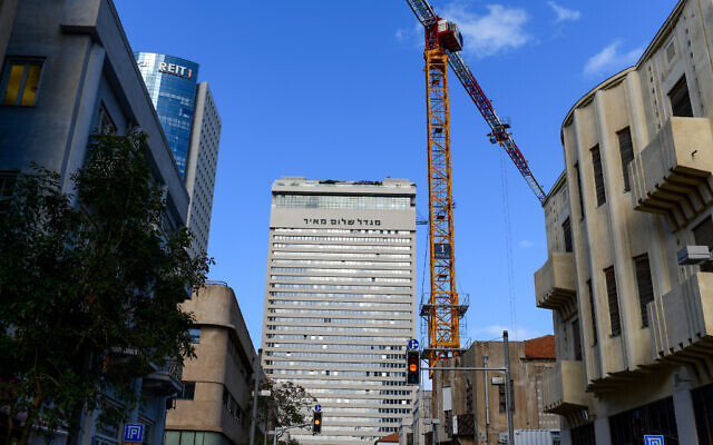 Vue d'un bâtiment dans le centre de Tel Aviv, le 2 décembre 2021. (Crédit : Tomer Neuberg/Flash90)