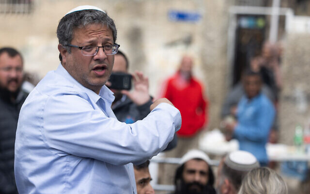 Le député Itamar Ben Gvir dans le quartier de Sheikh-Jarrah, à Jérusalem-Est, le 20 janvier 2022. (Crédit : Yonatan Sindel/Flash90)