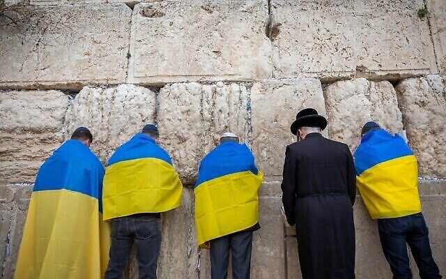L'ambassadeur d'Ukraine en Israël, Yevgen Korniychuk, des ressortissants ukrainiens et des sympathisants prennent part à une prière organisée par l'homme d'affaires Arie Schwartz, en soutien au peuple ukrainien, au pied du mur Occidental de la Vieille Ville de Jérusalem le 2 mars 2022. (Crédit: Photo Yonatan Sindel/Flash90)