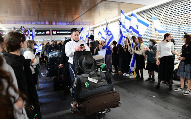 Des réfugiés israéliens et ukrainiens arrivent grâce à un vol de secours à l'aéroport international Ben Gurion, près de Tel Aviv, le 3 mars 2022. (Crédit : Avshalom Sassoni/Flash90)
