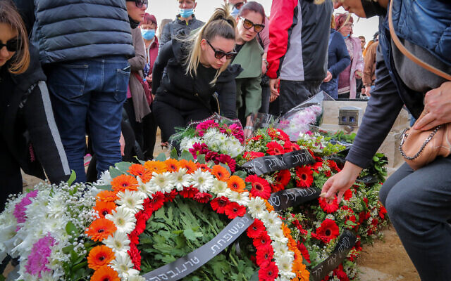 Des amis et la famille lors des funérailles de Roman Brodsky, abattu dans sa voiture aux abords de Kiev, au cimetière d'Arad, dans le sud d'Israël, le 6 mars 2022. (Crédit : Flash90)