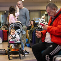 Des juifs ukrainiens quittent un hôtel à Varsovie, en Pologne, pour se rendre à l'aéroport et embarquer dans un avion pour Israël, le 6 mars 2022. (Crédit: Olivier Fitoussi/Flash90)
