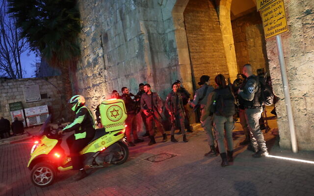 Tsahal sur les lieux d'une attaque à l'arme blanche dans la vieille ville de Jérusalem, le 7 mars 2022. (Crédit : Yonatan SindelFlash90)