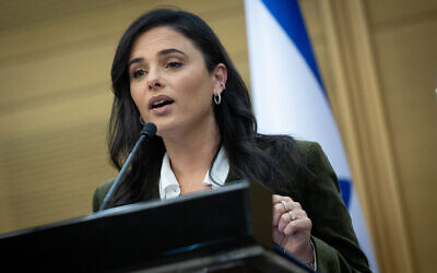 La ministre de l'Intérieur Ayelet Shaked lors d'une conférence de presse à la Knesset de Jérusalem, le 8 mars 2022. (Crédit : Yonatan Sindel/Flash90)