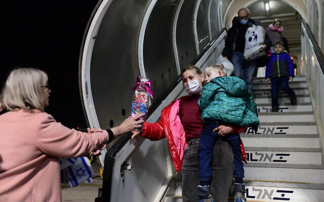 Des immigrants juifs fuyant la guerre en Ukraine arrivent à l'aéroport Ben Gourion près de Tel Aviv le 9 mars 2022. (Crédit : Tomer Neuberg/Flash90)