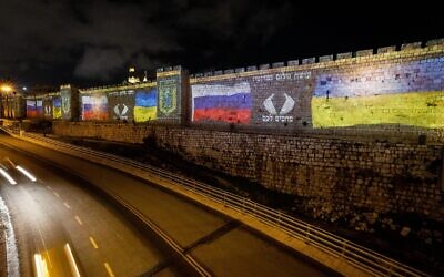 Les drapeaux de l'Ukraine et de la Russie sont projetés sur les murs de la vieille ville de Jérusalem, le 13 mars 2022. (Crédit : Yonatan Sindel/ Flash90)