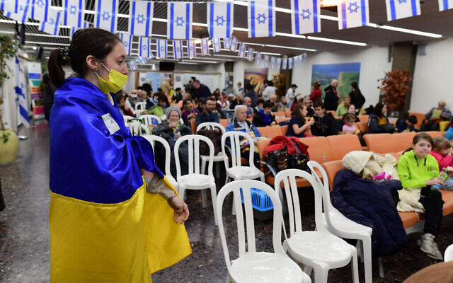 Des immigrants réfugiés d'Ukraine arrivent dans les bureaux du ministère israélien de l'Immigration et de l'Intégration à l'aéroport Ben Gurion près de Tel Aviv, le 15 mars 2022. (Crédit : Tomer Neuberg/Flash90)