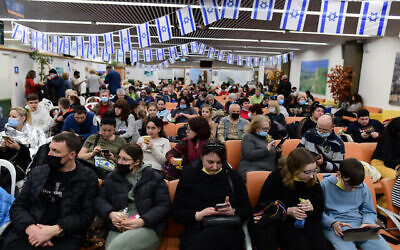 Des immigrants fuyant l'Ukraine arrivent au bureau d'immigration et d'intégration de l'aéroport Ben Gourion près de Tel Aviv le 15 mars 2022. (Crédit : Tomer Neuberg/Flash90)