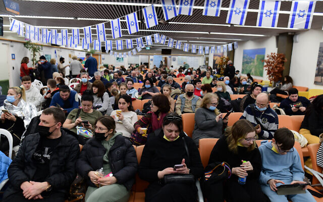 Des immigrants fuyant l'Ukraine arrivent au bureau d'immigration et d'intégration de l'aéroport Ben Gourion près de Tel Aviv le 15 mars 2022. (Crédit : Tomer Neuberg/Flash90)