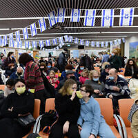 Des immigrants juifs fuyant les zones de guerre en Ukraine arrivent au bureau israélien de l’Immigration et de l’Intégration à l’aéroport Ben Gurion, le 15 mars 2022. (Crédit : Tomer Neuberg/Flash90)