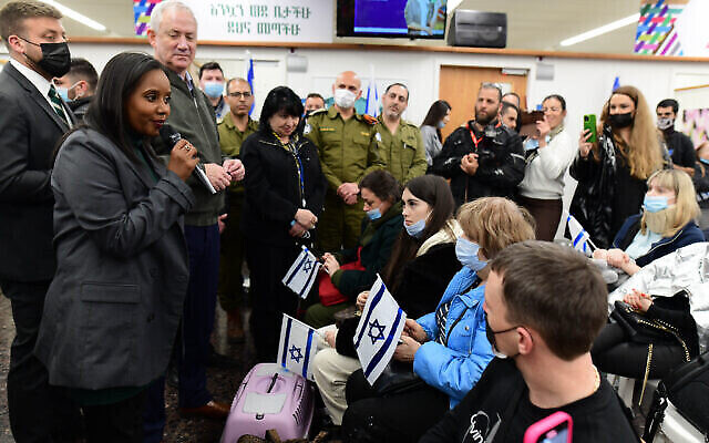 La ministre israélienne de l'Aliyah et de l’Intégration, Pnina Tamano-Shata, et le ministre de la Défense, Benny Gantz, rendent visite aux immigrants juifs fuyant les zones de guerre en Ukraine, au bureau d’Immigration et d’Intégration israélien, à l’aéroport Ben Gurion près de Tel Aviv, le 15 mars 2022. (Tomer Neuberg/Flash90)
