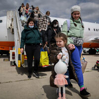 Juifs ukrainiens qui ont fui les zones de guerre en Ukraine en arrivant sur un vol de sauvetage à l'aéroport Ben Gourion, le 17 mars 2022. (Crédit : Yossi Zeliger/Flash90)
