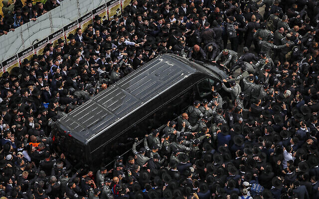 Des juifs ultra-orthodoxes assistent à la cérémonie funéraire du rabbin Chaim Kanievsky dans la ville de Bnei Brak, le 20 mars 2022. (Crédit : Yonatan Sindel/Flash90)