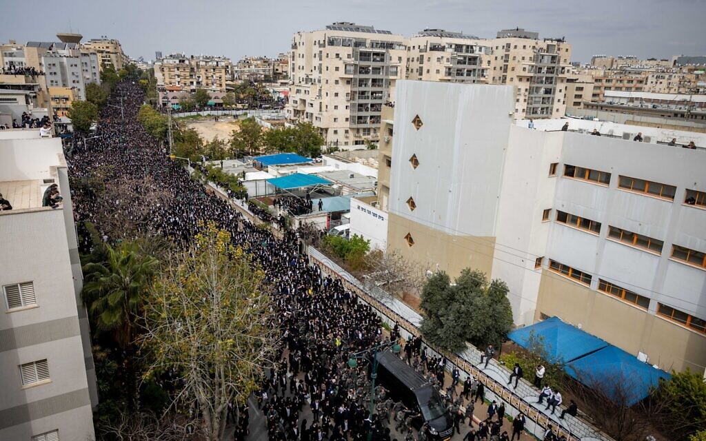 Des Juifs ultra-orthodoxes assistent aux funérailles du rabbin Chaim Kanievsky à Bnei Brak, le 20 mars 2022. (Crédit :  Yonatan Sindel/Flash90)