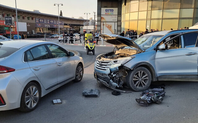 La scène d'une attaque à la voiture bélier et à l'arme blanche au centre commercial BIG à Beer Sheva, dans le sud d'Israël, le 22 mars 2022. (Crédit : Flash90)